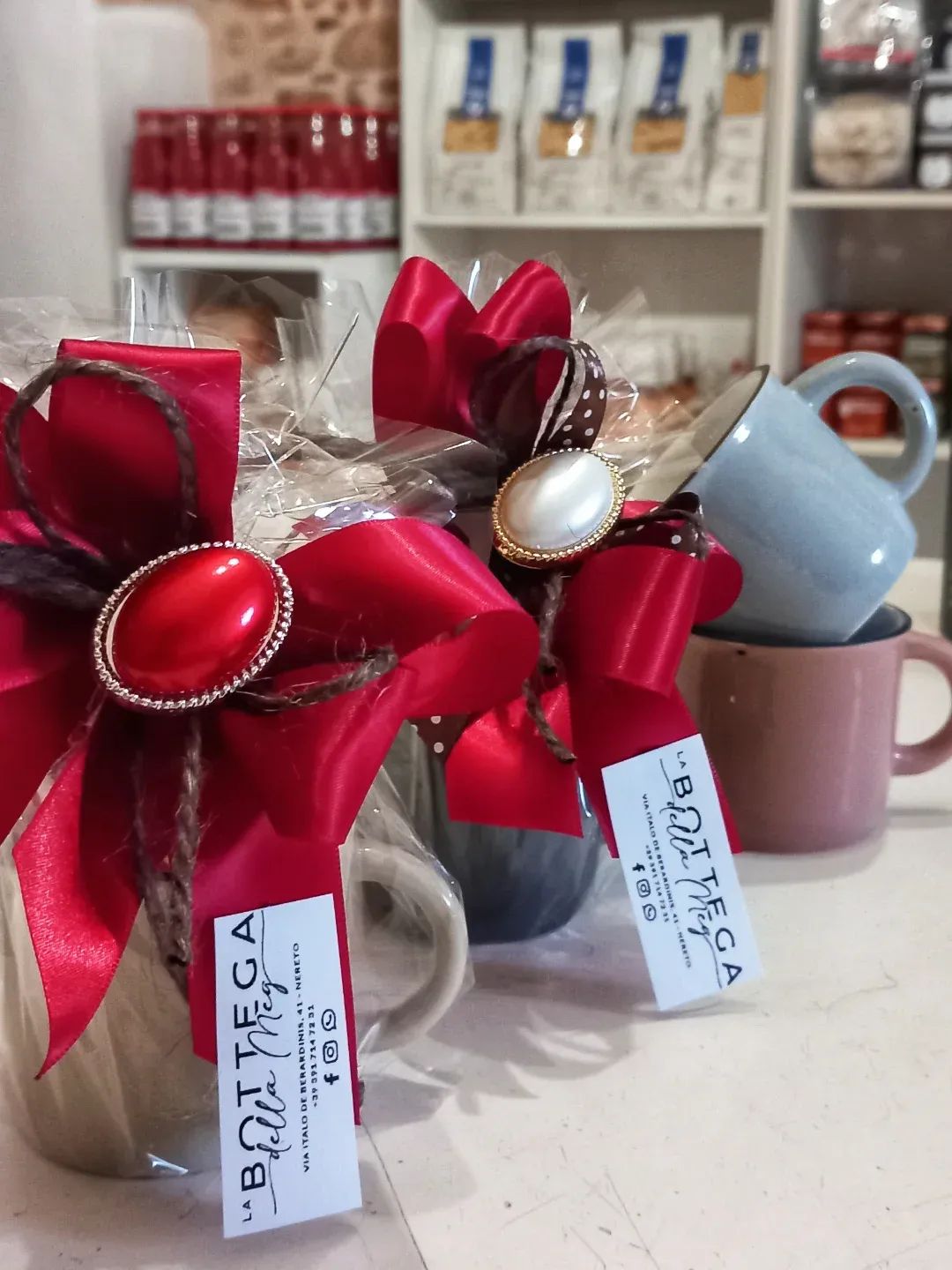 Tazzina da caffè con 5 cioccolatini Strega Alberti di Benevento.